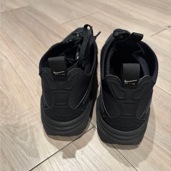 Nike Black Zip-Up Sneakers - Picture 2 of 7